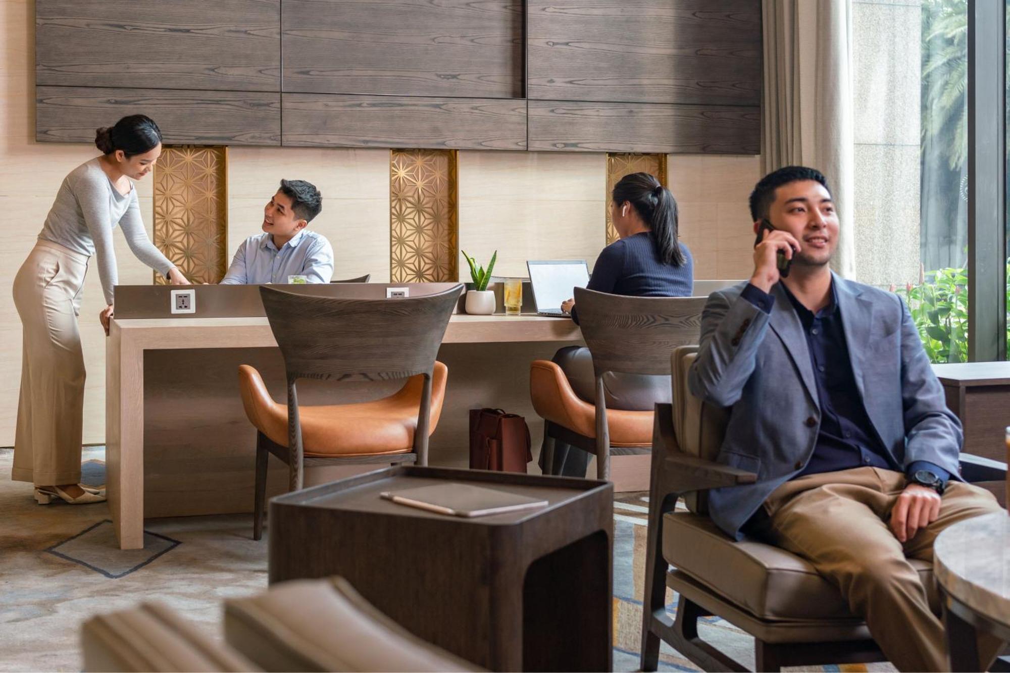 빈펄 호텔 껀터 외부 사진 The Business Lounge at Tan Son Nhat International Airport
